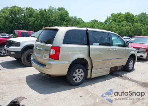 2011 Chrysler Town & Country Touring from USA, damaged, VIN 2A4RR5DG5BR615308